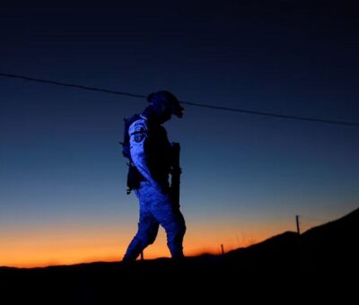 Un miembro de la Guardia Nacional patrulla cerca de la escena donde un oficial de migración fue asesinado, en Ciudad Juárez, México. Jose Luis Gonzalez (REUTERS)