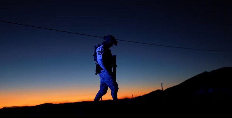 Un miembro de la Guardia Nacional patrulla cerca de la escena donde un oficial de migración fue asesinado, en Ciudad Juárez, México. Jose Luis Gonzalez (REUTERS)