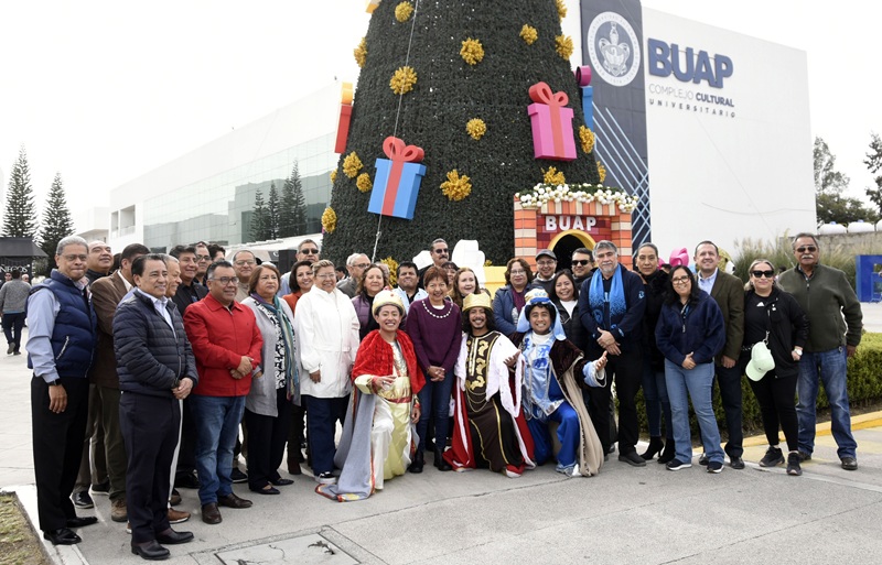 La rectora Lilia Cedillo dio el banderazo de salida a los camiones que ayudarán a los Reyes Magos. (BUAP)