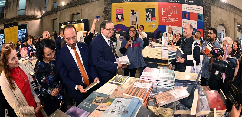 El rector Leonardo Lomelí Vanegas inauguró la fiesta literaria, que se realiza desde hoy y hasta el 2 de marzo; tiene como invitado especial al estado de Oaxaca. (UNAM)