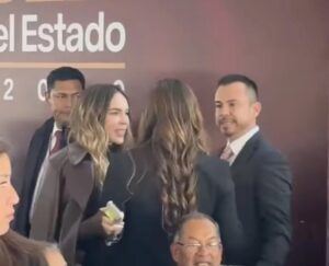 La cantante en la comida para celebrar la toma de protesta de Armenta. Foto: Captura de video