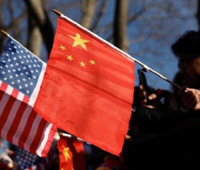 Varias personas sostienen banderas de Estados Unidos y China mientras asisten a una celebración del Año Nuevo Lunar, en el barrio chino de Manhattan, en Nueva York, Estados Unidos. 29 de enero de 2025. REUTERS/Shannon Stapleton