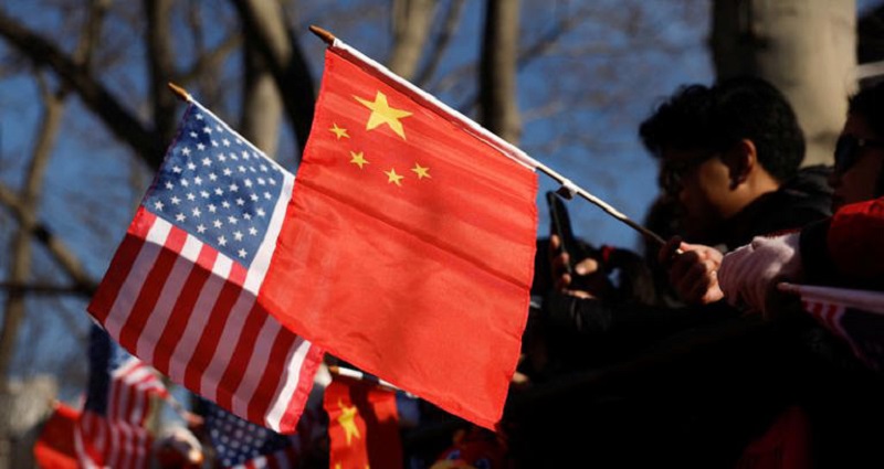 Varias personas sostienen banderas de Estados Unidos y China mientras asisten a una celebración del Año Nuevo Lunar, en el barrio chino de Manhattan, en Nueva York, Estados Unidos. 29 de enero de 2025. REUTERS/Shannon Stapleton