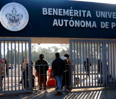 Estudiantes de Medicina de la BUAP apoyados por alumnos de otras facultades tomaron Ciudad Universitaria y realizan paro pacífico, manteniendo cerradas todas las entradas. Foto: Cuartoscuro / Mireya Novo