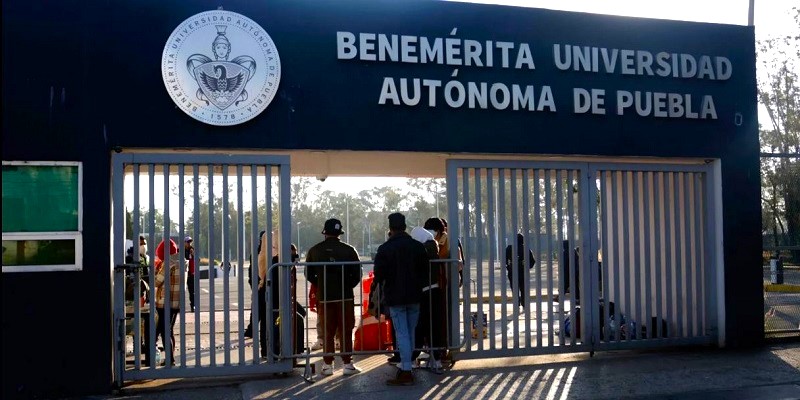 Estudiantes de Medicina de la BUAP apoyados por alumnos de otras facultades tomaron Ciudad Universitaria y realizan paro pacífico, manteniendo cerradas todas las entradas. Foto: Cuartoscuro / Mireya Novo