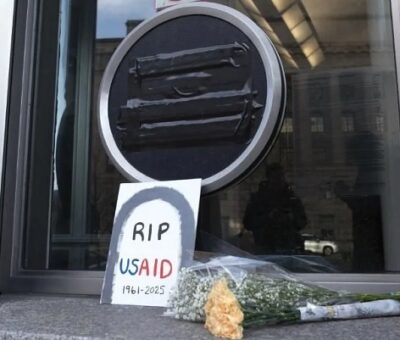 Flores y un letrero afuera de las oficinas de la USAID, el 7 de febrero de 2025, en Washington. Crédito: AP