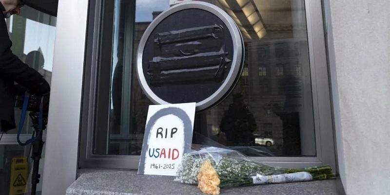 Flores y un letrero afuera de las oficinas de la USAID, el 7 de febrero de 2025, en Washington. Crédito: AP