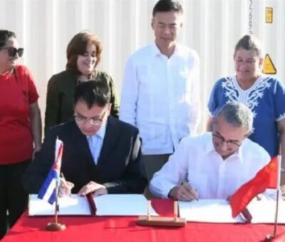 El embajador de China en Cuba declaró que este primer lote de donativos “marca otro paso sólido” entre China y Cuba en el campo de la cooperación de nuevas energías. Foto: EFE.