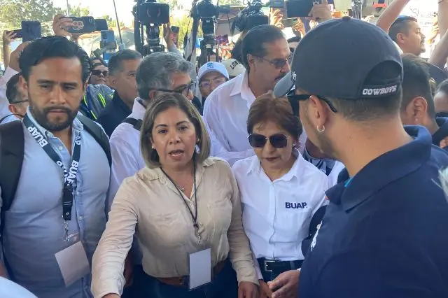 Dos facultades de CU levantan paro; estudiantes chocan y rectora se retira. Foto: Valeria De la Luz