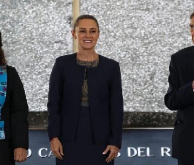 La Jefa de Gobierno de la CDMX, Clara Brugada; la presidenta Claudia Sheinbaum y el ingeniero Cuauhtémoc Cárdenas, en la ceremonia conmemorativa por el 87 aniversario de la expropiación petrolera. Foto Presidencia.