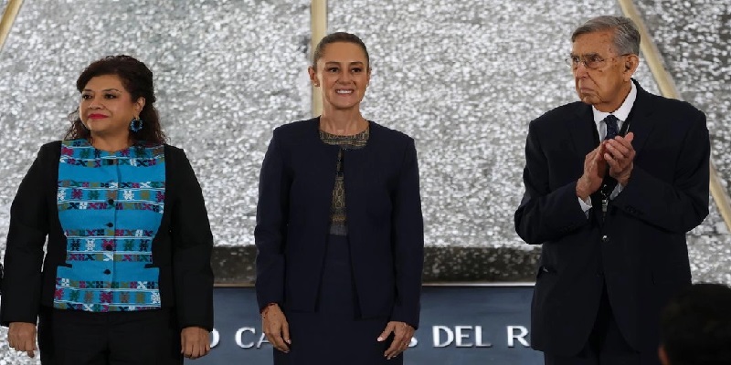 La Jefa de Gobierno de la CDMX, Clara Brugada; la presidenta Claudia Sheinbaum y el ingeniero Cuauhtémoc Cárdenas, en la ceremonia conmemorativa por el 87 aniversario de la expropiación petrolera. Foto Presidencia.