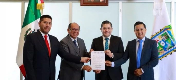 Juan Enrique Rivera Reyes, tercero de izquierda a derecha. Foto: puebla.gob.mx