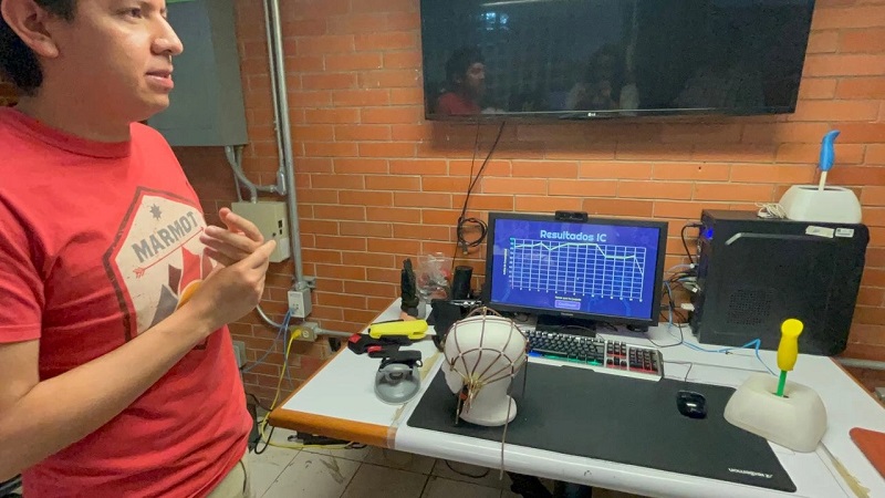 Yoás Saimon Ramírez Graullera, responsable del LANR, dijo que han creado 15 videojuegos que permiten recuperar funciones motoras y cognitivas. Foto cortesía del laboratorio