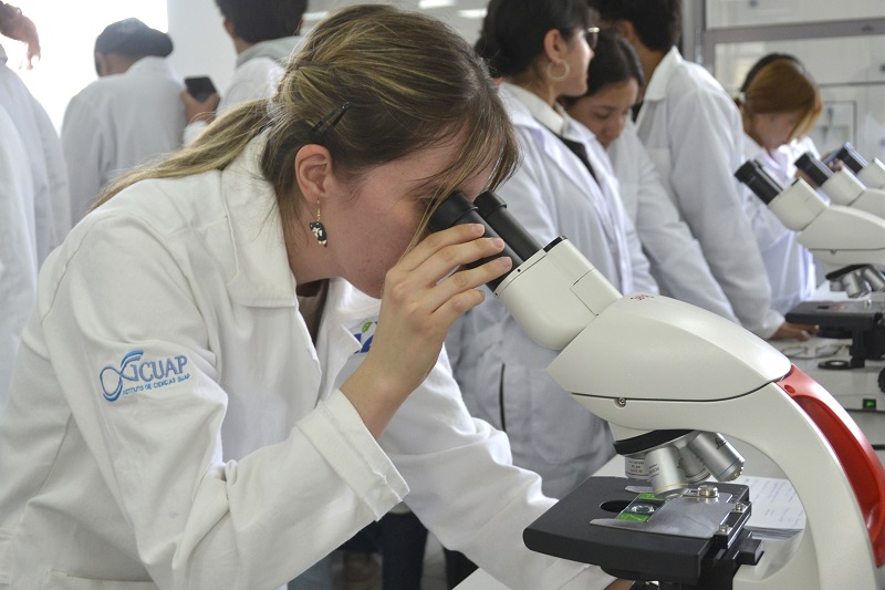 Entrega rectora Lilia Cedillo 50 microscopios para laboratorios en CU2