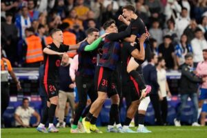 Durante un partido de La Liga española entre el Espanyol y el Barcelona en Barcelona, España, el jueves 15 de mayo de 2025. Foto AP