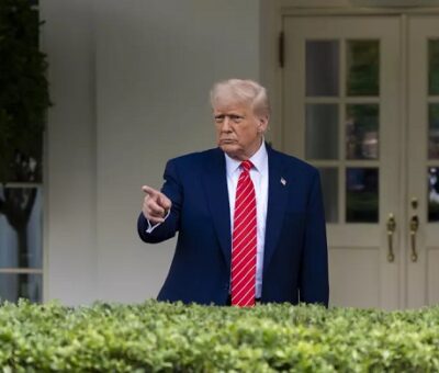 El presidente estadounidense Donald Trump habla con reporteros frente a la Casa Blanca, el jueves 8 de mayo de 2025, en Washington. (Alex Brandon / Associated Press)
