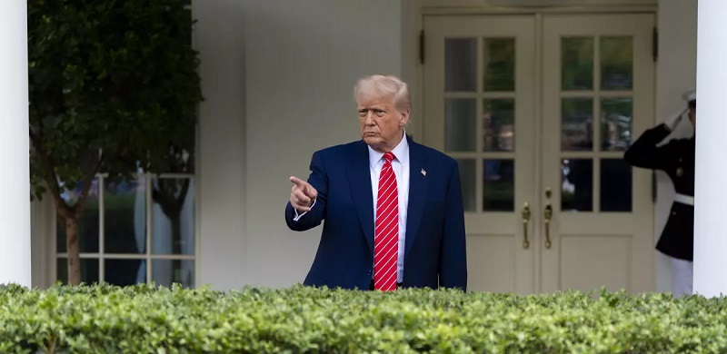 El presidente estadounidense Donald Trump habla con reporteros frente a la Casa Blanca, el jueves 8 de mayo de 2025, en Washington. (Alex Brandon / Associated Press)