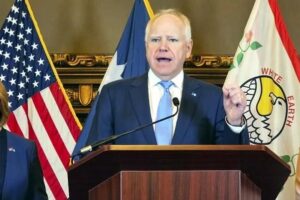 Walz utilizó sus comentarios en la ceremonia de graduación de la Facultad de Derecho de la Universidad de Minnesota para instar a los graduados a enfrentarse a los abusos de poder. Crédito: AP