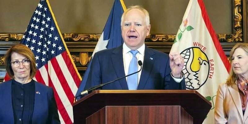 Walz utilizó sus comentarios en la ceremonia de graduación de la Facultad de Derecho de la Universidad de Minnesota para instar a los graduados a enfrentarse a los abusos de poder. Crédito: AP