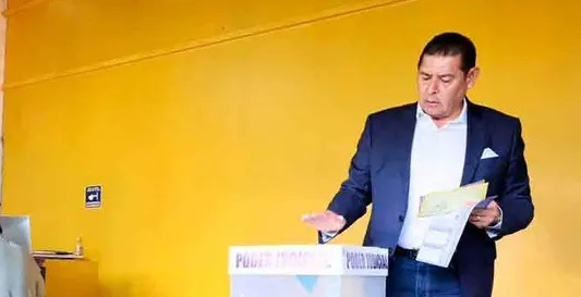 Armenta acudió a votar en la casilla 1156, acompañado por su esposa, Ceci Arellano, y su hija, Cristy. Foto: @armentapuebla_