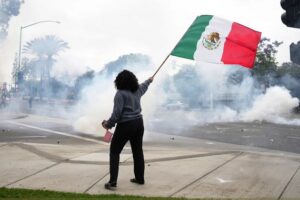 Manifestantes y autoridades se enfrentan por segundo día en LA