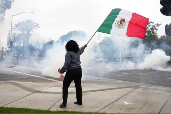 Manifestantes y autoridades se enfrentan por segundo día en LA