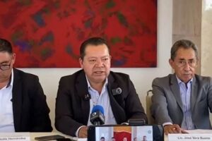 El líder de la Sección 25 del Sindicato Nacional de Trabajadores de la Salud (SNTA), Julio Alfredo García, informa de la situación en el sistema de salud de Puebla y pide la destitución del secretario de salud estatal, en conferencia de prensa. Foto: Captura de video