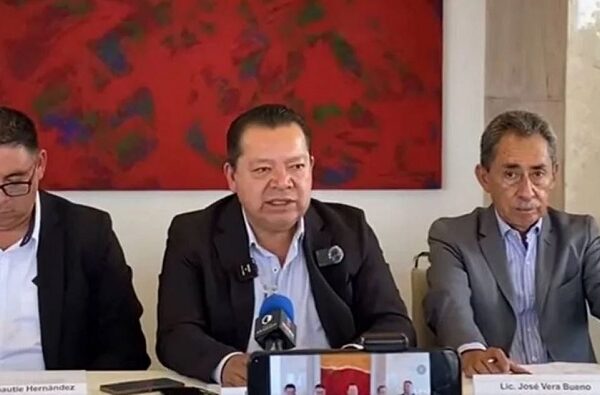 El líder de la Sección 25 del Sindicato Nacional de Trabajadores de la Salud (SNTA), Julio Alfredo García, informa de la situación en el sistema de salud de Puebla y pide la destitución del secretario de salud estatal, en conferencia de prensa. Foto: Captura de video