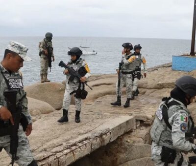 Elementos de la Guardia Nacional realizaron un recorrido por la playa principal en Puerto Escondido ante el avance de la tormenta tropical Erick. Foto: Carlina Jiménez (Cuartoscuro)