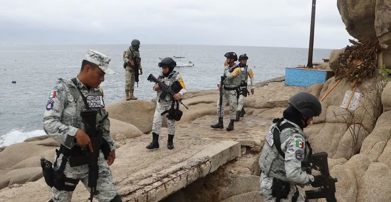 Elementos de la Guardia Nacional realizaron un recorrido por la playa principal en Puerto Escondido ante el avance de la tormenta tropical Erick. Foto: Carlina Jiménez (Cuartoscuro)