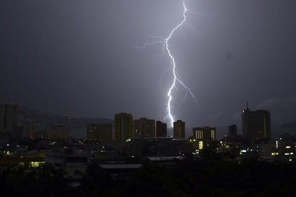 Imagen de una tormenta eléctrica en Acapulco, Guerrero. Bernandino Hernández/CUARTOSCURO