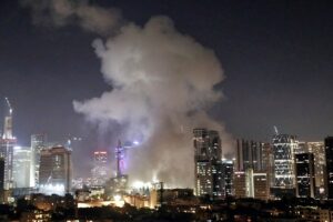 Columnas de humo tras el ataque con misiles de Irán contra Israel, en Tel Aviv, Israel, el 13 de junio. REUTERS/Gideon Markowic]