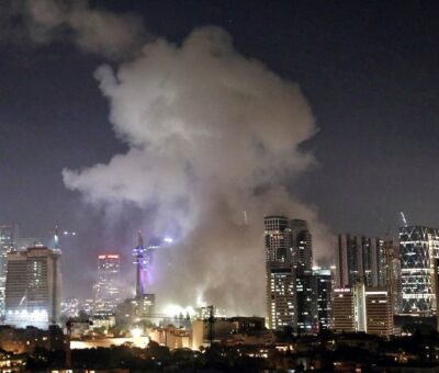 Columnas de humo tras el ataque con misiles de Irán contra Israel, en Tel Aviv, Israel, el 13 de junio. REUTERS/Gideon Markowic]