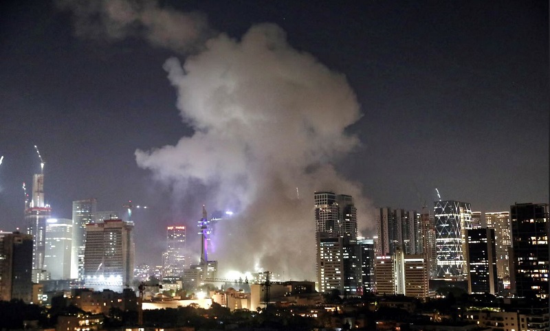 Columnas de humo tras el ataque con misiles de Irán contra Israel, en Tel Aviv, Israel, el 13 de junio. REUTERS/Gideon Markowic]