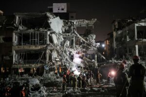 Personal de rescate y seguridad trabaja en el lugar del impacto de un misil iraní contra Israel, en Ramat Gan, Israel, el 13 de junio. REUTERS