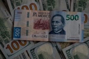 Billetes de cien dólares junto a uno de 500 pesos mexicanos. Foto Cuartoscuro
