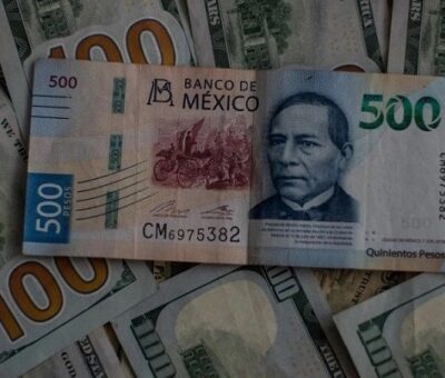 Billetes de cien dólares junto a uno de 500 pesos mexicanos. Foto Cuartoscuro