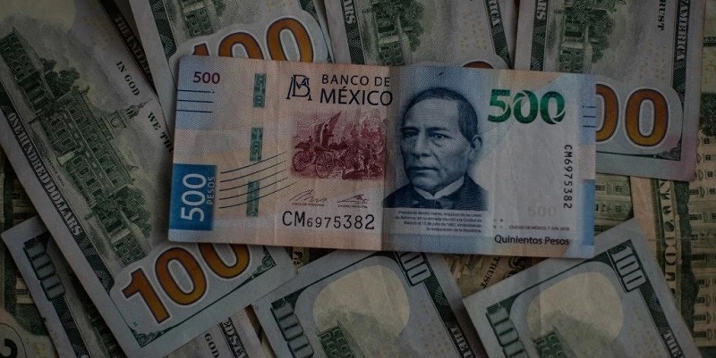 Billetes de cien dólares junto a uno de 500 pesos mexicanos. Foto Cuartoscuro