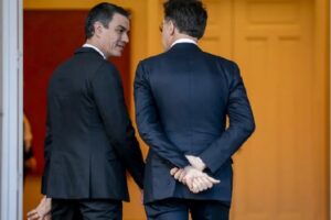 "El presidente del Gobierno, Pedro Sánchez (d), recibe al secretario general de la OTAN, Mark Rutte. EUROPA PRESS