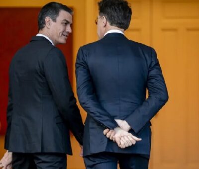 "El presidente del Gobierno, Pedro Sánchez (d), recibe al secretario general de la OTAN, Mark Rutte. EUROPA PRESS