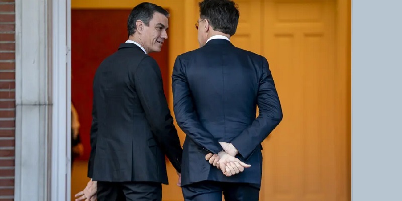 "El presidente del Gobierno, Pedro Sánchez (d), recibe al secretario general de la OTAN, Mark Rutte. EUROPA PRESS