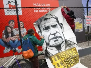 Manifestantes exhiben pancarta con "#UribeCulpable" frente a los juzgados de Paloquemao. Fotografía: REUTERS / Luisa Gonzalez