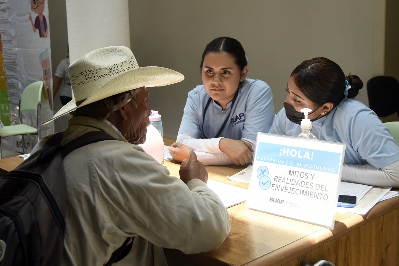 Acude rectora Lilia Cedillo a jornada de salud comunitaria en Azumiatla. (BUAP)