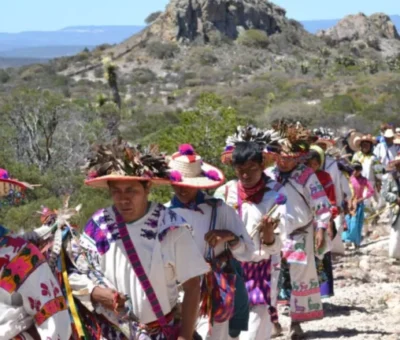 La cancillería destacó que la «Ruta wixárika por los sitios sagrados hacia el Wirikuta (Tatehuarí Huajuyé)» es la primera inscripción de una tradición indígena viva en América Latina. Foto: Cuartoscuro