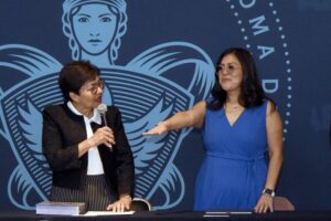 La rectora Lilia Cedillo toma protesta como directora electa de la Facultad de Ciencias de la Comunicación a Verónica Vázquez Valdés. (Especial)