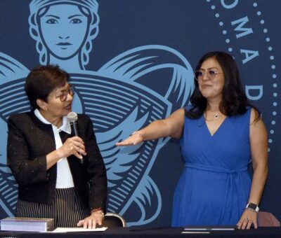La rectora Lilia Cedillo toma protesta como directora electa de la Facultad de Ciencias de la Comunicación a Verónica Vázquez Valdés. (Especial)