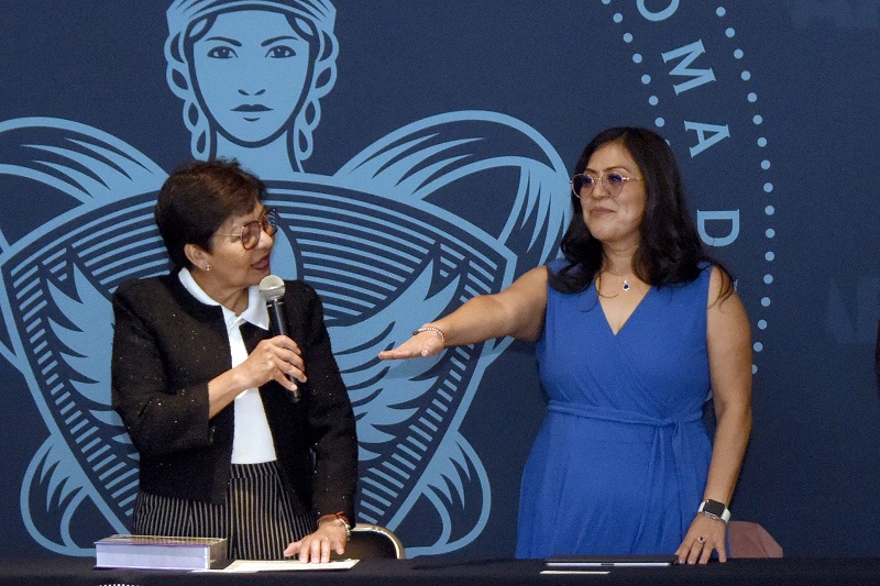 La rectora Lilia Cedillo toma protesta como directora electa de la Facultad de Ciencias de la Comunicación a Verónica Vázquez Valdés. (Especial)