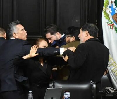 El hecho se dio al término de los trabajos legislativos del segundo receso del primer año de ejercicio de la LXVI Legislatura, mientras entonaban el Himno Nacional. Foto: Cuartoscuro