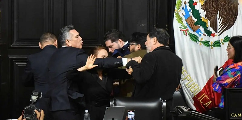 El hecho se dio al término de los trabajos legislativos del segundo receso del primer año de ejercicio de la LXVI Legislatura, mientras entonaban el Himno Nacional. Foto: Cuartoscuro