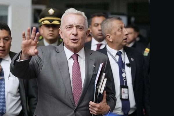 Dan 12 años de prisión a ex Presidente colombiano Uribe